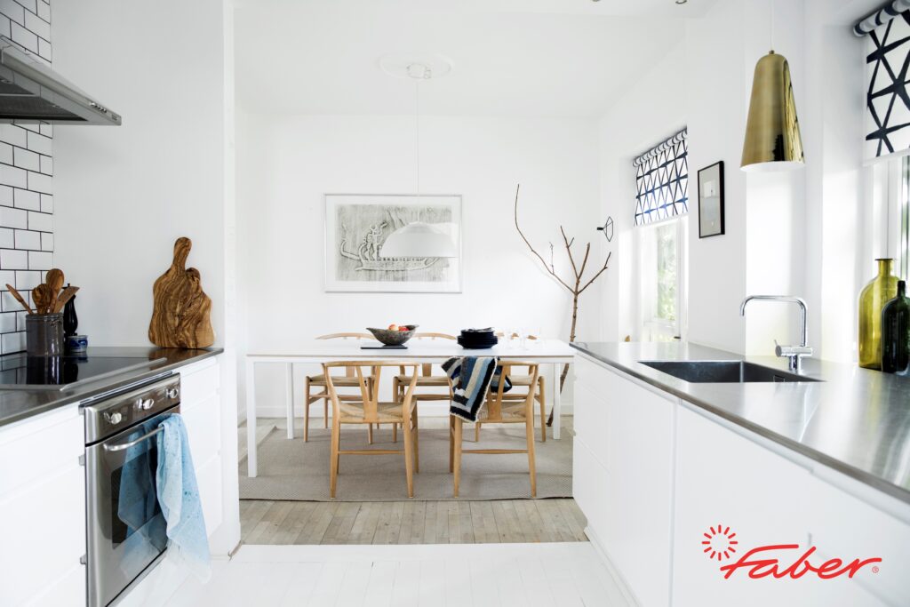 Med foldegardiner hør kan du skabe en rolig og varm indretning i alle husets rum.  