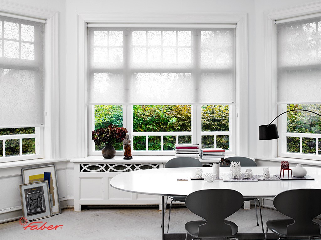 Sorte lamelgardiner er et flot valg til stuen. De rene linjer udtrykker luksus og dansk design.
